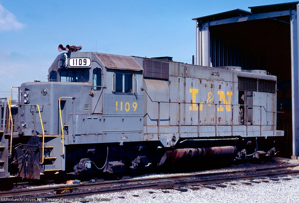 Louisville & Nashville GP35 #1109 outside Boyles Yard wash rack  